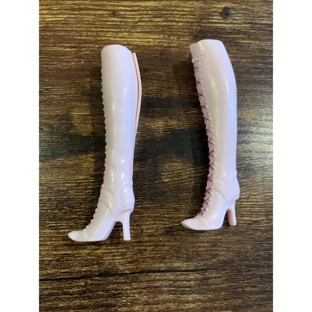 BARBIE DOLL  VINTAGE NARROW BARBIE FEET TALL LIGHT PINK LACED BOOTS